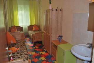 Хостелы Puscha Vodica Mostishche Трехместный номер эконом-класса с общей ванной комнатой-1